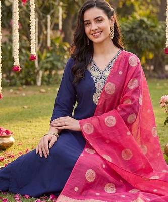 women ethnic motifs embroidered regular kurta with trousers & with dupatta 3