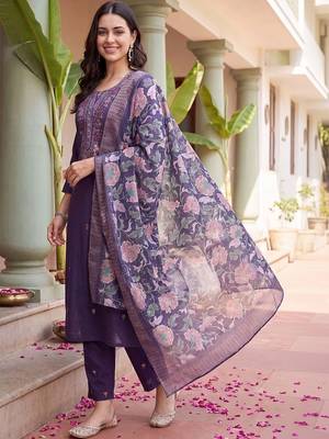 women floral embroidered regular thread work kurta with trousers & with dupatta 6
