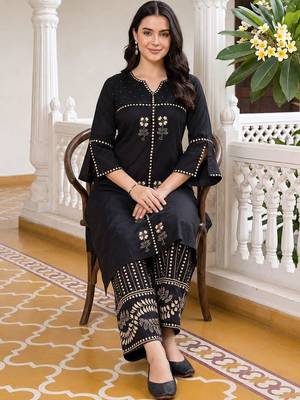 women floral printed regular cotton kurta with palazzos 4