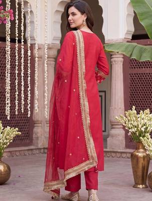 women ethnic motifs embroidered regular kurta with trousers & with dupatta 4