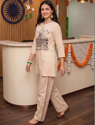 women printed regular kurta with trousers 1