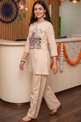 women printed regular kurta with trousers