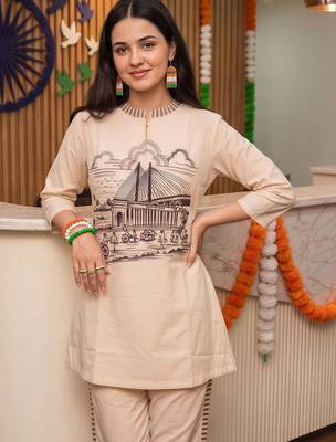 women printed regular kurta with trousers 2