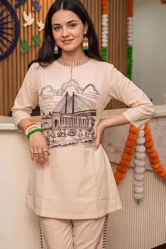 women printed regular kurta with trousers