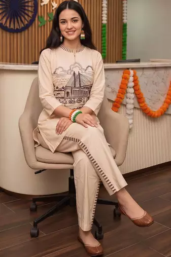 women printed regular kurta with trousers