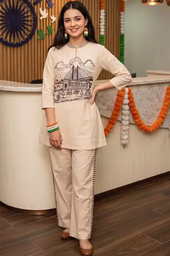 women printed regular kurta with trousers
