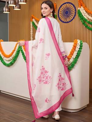 women floral embroidered regular thread work kurta with trousers & with dupatta 4