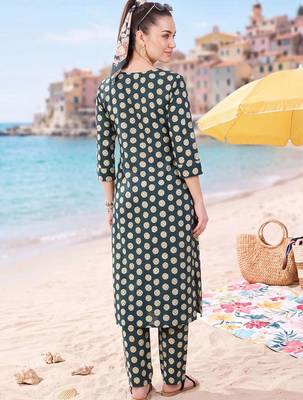 women printed regular cotton kurta with trousers 4