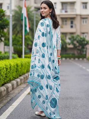 women dyed regular cotton kurta with trousers & with dupatta 4