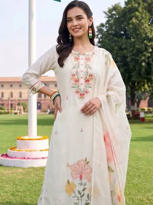 women floral embroidered regular thread work kurta with trousers & with dupatta 2