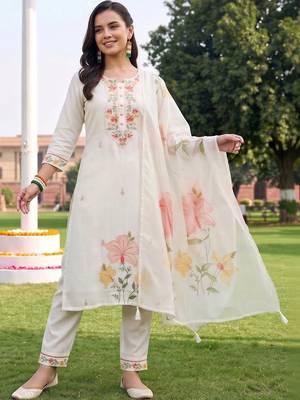 women floral embroidered regular thread work kurta with trousers & with dupatta 3