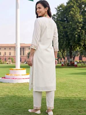 women floral embroidered regular thread work kurta with trousers & with dupatta 4