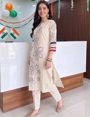 women floral printed regular kurta with trousers 1