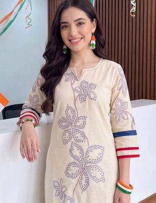 women floral printed regular kurta with trousers 2