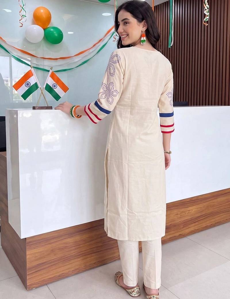 women floral printed regular kurta with trousers