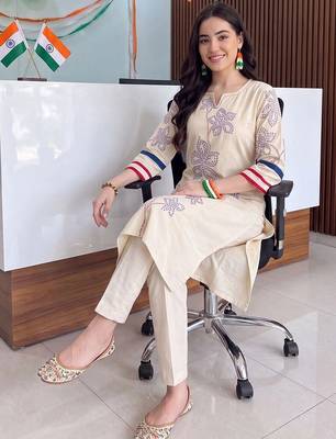 women floral printed regular kurta with trousers 5
