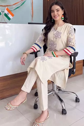 women floral printed regular kurta with trousers