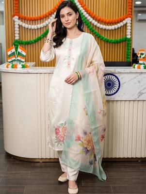 women floral printed regular thread work kurta with trousers & with dupatta 6