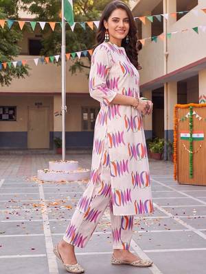 women printed regular cotton kurta with trousers 3