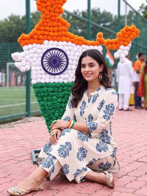 women ethnic motifs printed regular cotton kurta with trousers 3