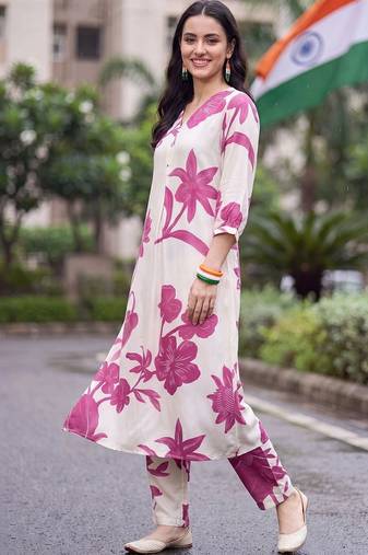 women floral printed regular kurta with trousers