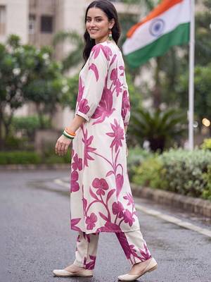 women floral printed regular kurta with trousers 4