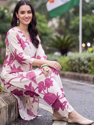 women floral printed regular kurta with trousers 5