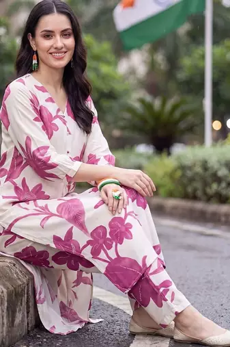 women floral printed regular kurta with trousers