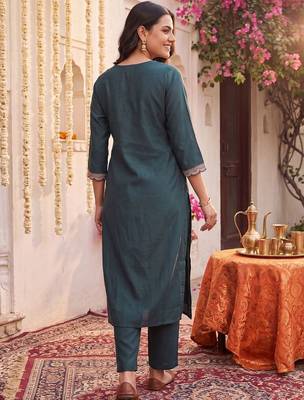 women ethnic motifs embroidered regular thread work kurta with trousers 3