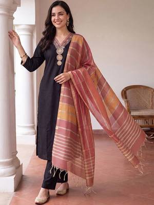 women ethnic motifs embroidered regular thread work kurta with trousers & with dupatta 1