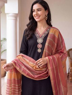 women ethnic motifs embroidered regular thread work kurta with trousers & with dupatta 2