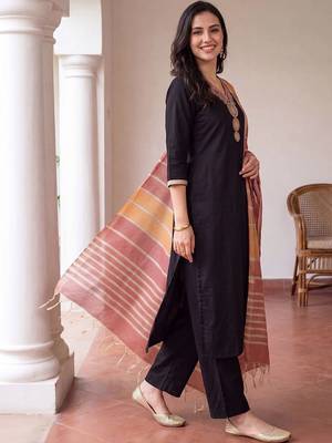women ethnic motifs embroidered regular thread work kurta with trousers & with dupatta 3
