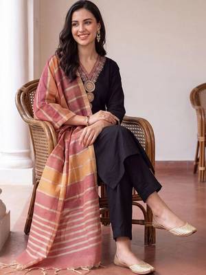 women ethnic motifs embroidered regular thread work kurta with trousers & with dupatta 5