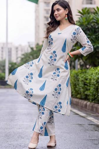 women floral printed regular kurta with trousers