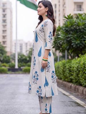 women floral printed regular kurta with trousers 3
