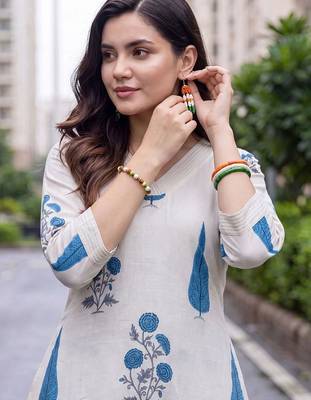 women floral printed regular kurta with trousers 5