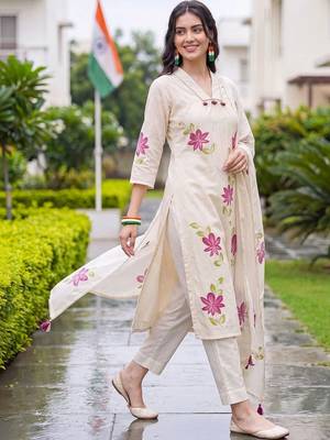 women floral printed regular cotton kurta with trousers & with dupatta 1