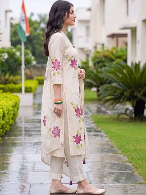 women floral printed regular cotton kurta with trousers & with dupatta 3