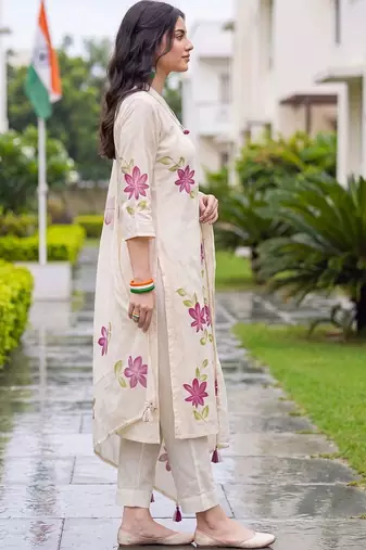 women floral printed regular cotton kurta with trousers & with dupatta