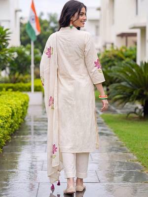 women floral printed regular cotton kurta with trousers & with dupatta 4
