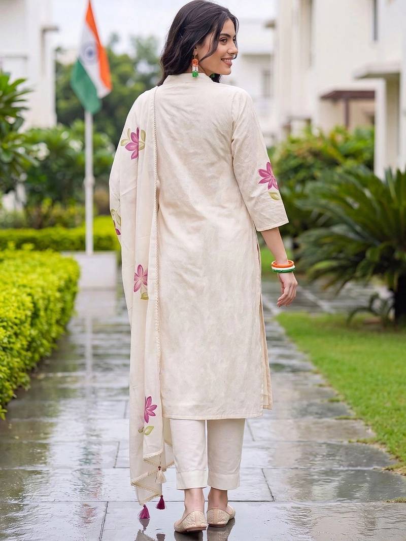 women floral printed regular cotton kurta with trousers & with dupatta