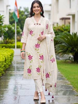 women floral printed regular cotton kurta with trousers & with dupatta 6