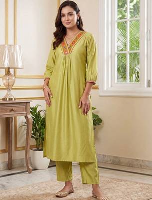 women ethnic motifs embroidered regular thread work liva kurta with trousers 5