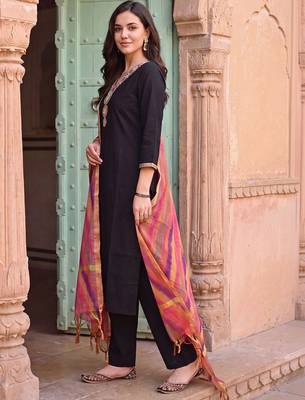women ethnic motifs embroidered regular thread work kurta with trousers & with dupatta 3
