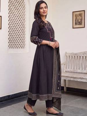 women ethnic motifs embroidered regular thread work cotton kurta with trousers & with dupatta 4