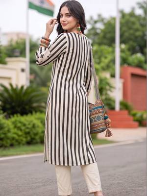 women printed regular cotton kurta with trousers 4