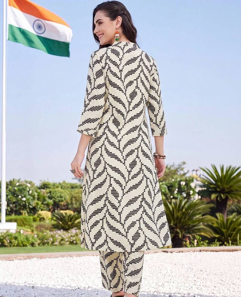 women printed regular kurta with trousers