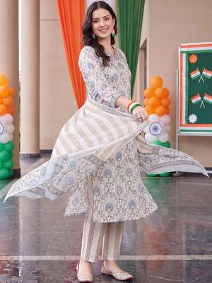 women ethnic motifs printed regular cotton kurta with trousers & with dupatta 3