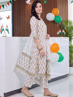 women ethnic motifs printed regular cotton kurta with trousers & with dupatta 3