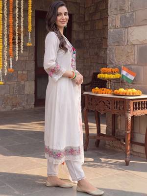 women floral embroidered regular thread work kurta with trousers & with dupatta 3